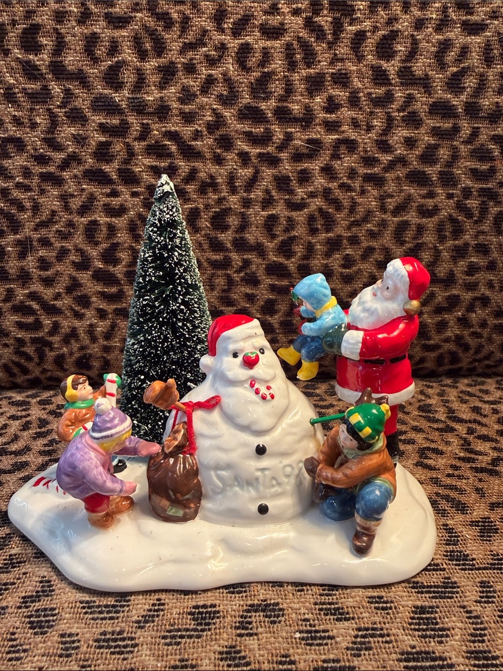 (Retired) Department 56 The Original Snow Village. “Santa Comes to Town, 1998”